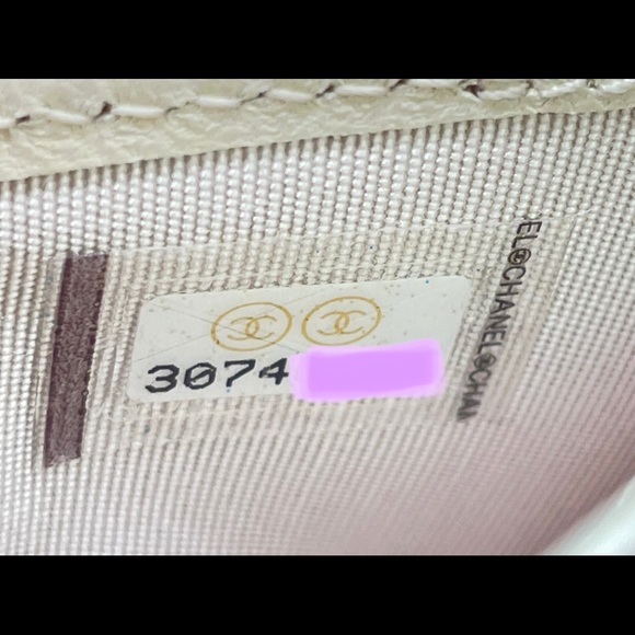 [SOLD] Chanel Ivory Iridescent Quilted Card Holder - Picture 3 of 15